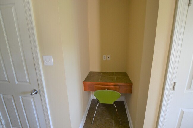 Building Photo - 2117 Cypress Hall Alley