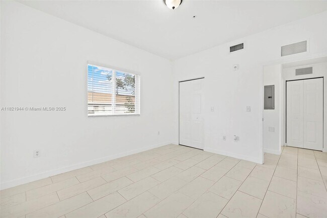 Building Photo - 405 E 7th St