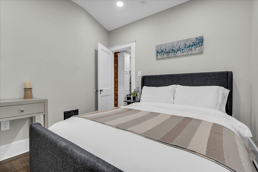 Building Photo - 5238 Commonwealth St