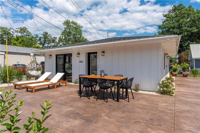 Primary Photo - 1014 Main St