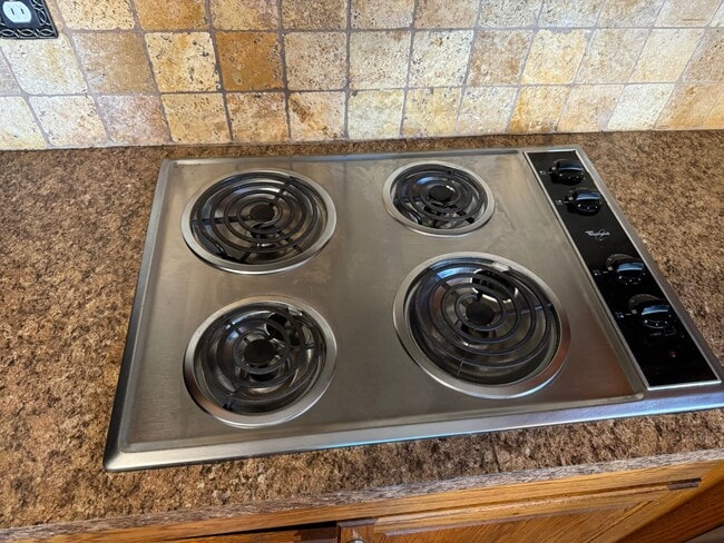 Building Photo - 3 Bed 1 Bath 1 Carport PRE-LEASING