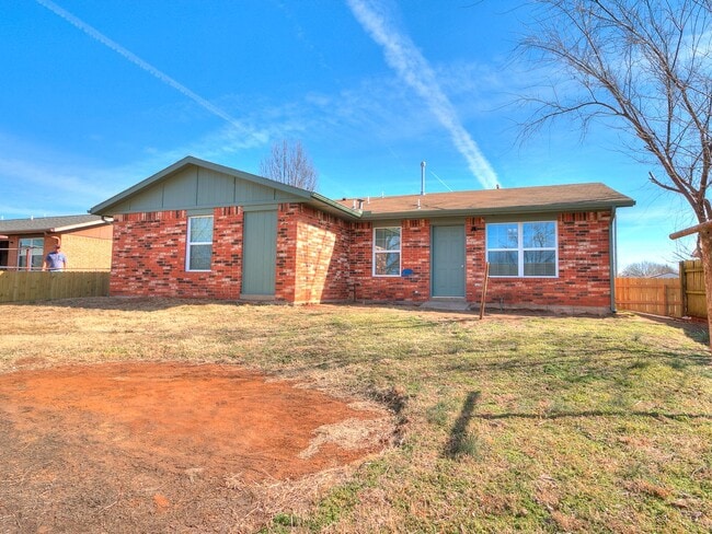 Building Photo - 4 bedroom 2 bath home in Tecumseh!