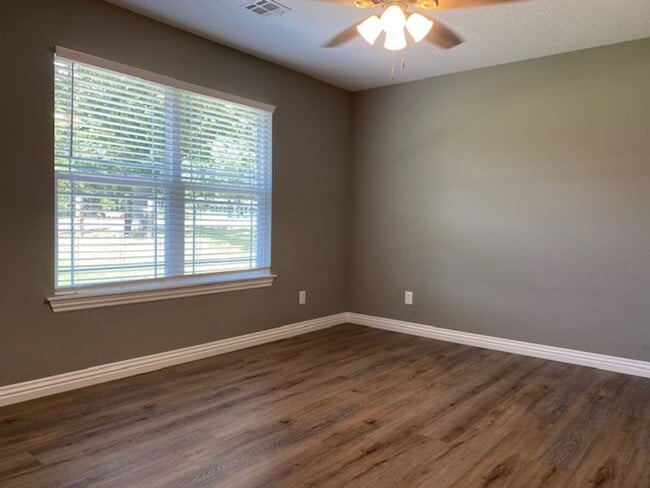 Building Photo - Beautiful Country Home For Lease!