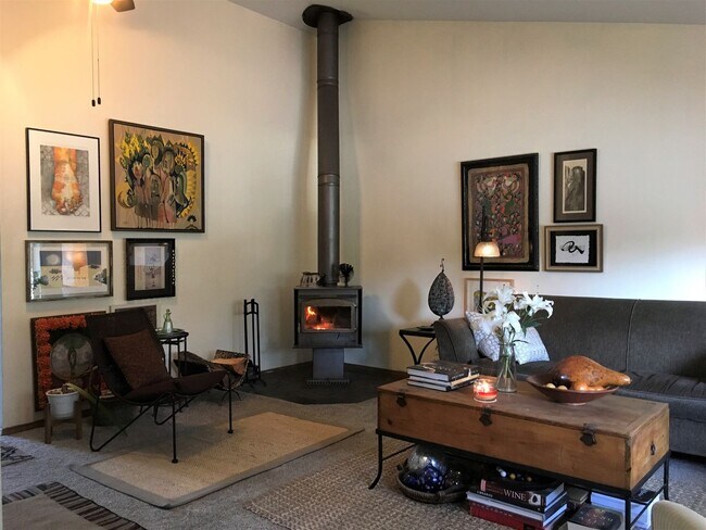 Building Photo - ***$1,000 Off First Month's Rent*** Charming Split Level in NE Bend - HUGE Yard!