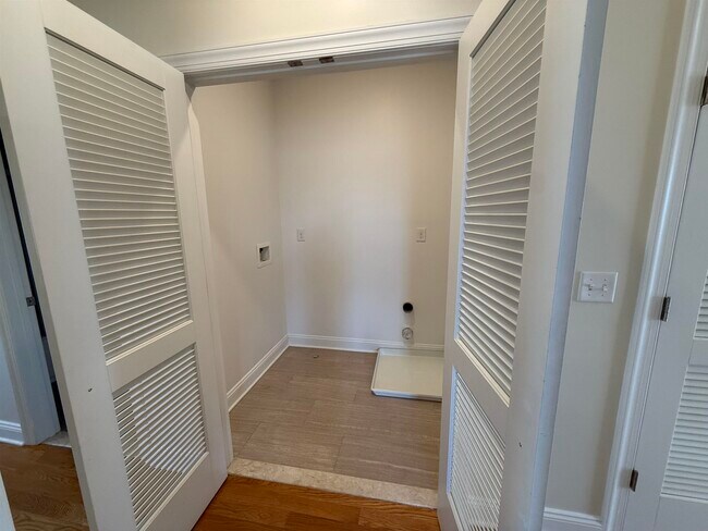 Building Photo - 398 Cator Ave