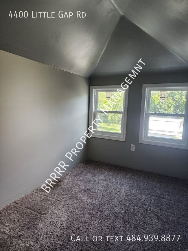 Building Photo - 4 bedroom 1.5 bathroom twin 5 minutes from...