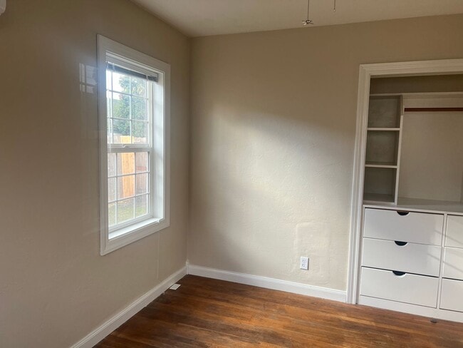 Building Photo - Affordable, Adorable Medford Home!!
