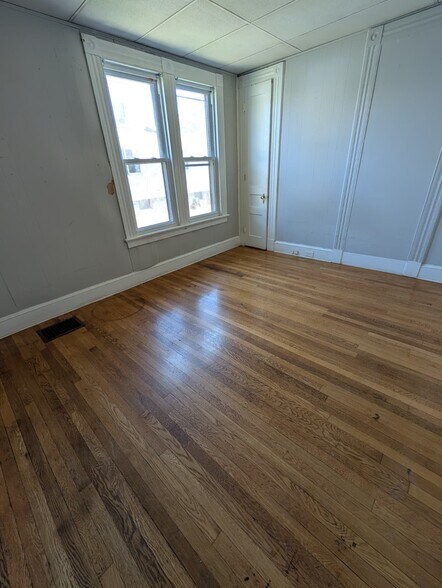 Building Photo - 476 Thompson Ave