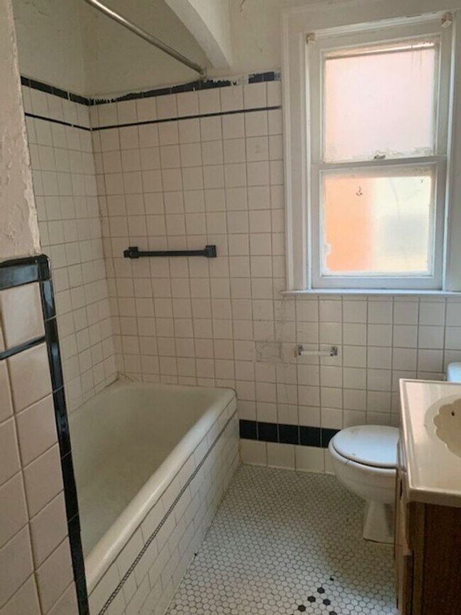 Building Photo - Beautiful Flat Section 8 Accepted