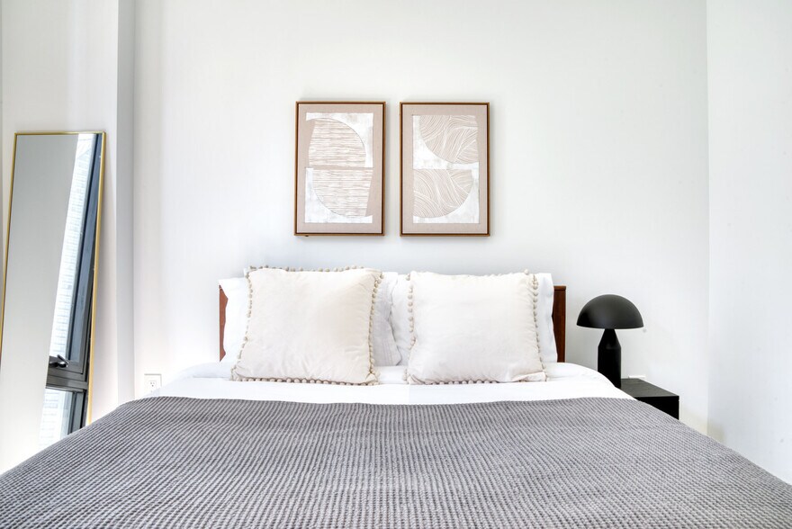 Building Photo - 704 Spring St