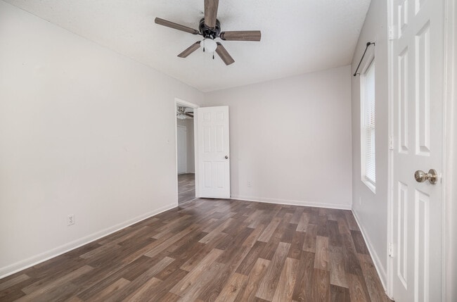 Building Photo - 1043 Mountain Crest Dr