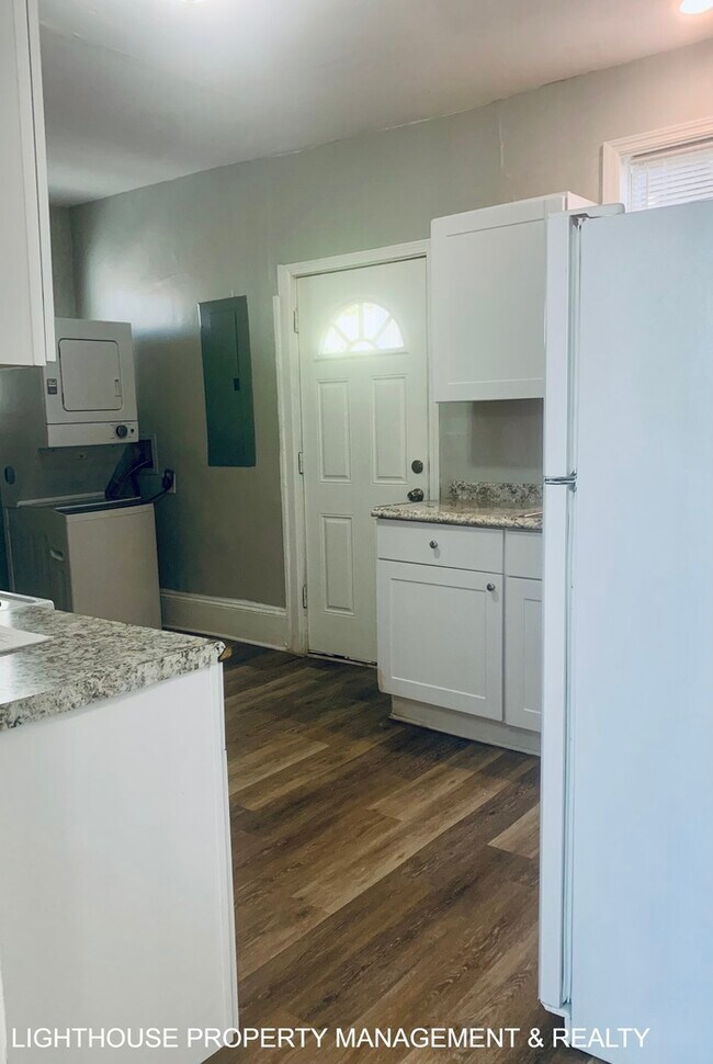 Building Photo - Bright & Delightful 2 Bed/1 Bath Townhome!