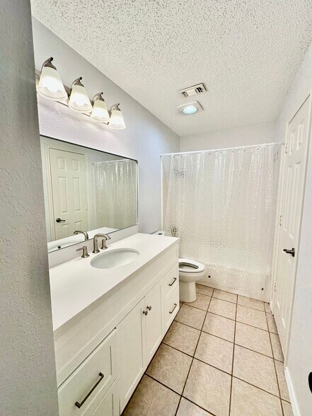 Building Photo - 1301 Royal Palm Ln