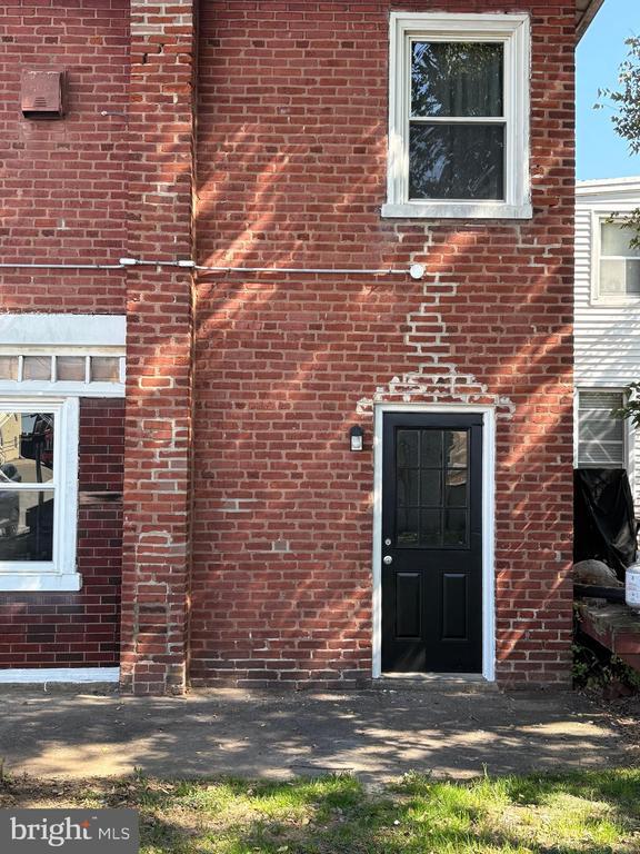 Building Photo - 167 W 7th Ave