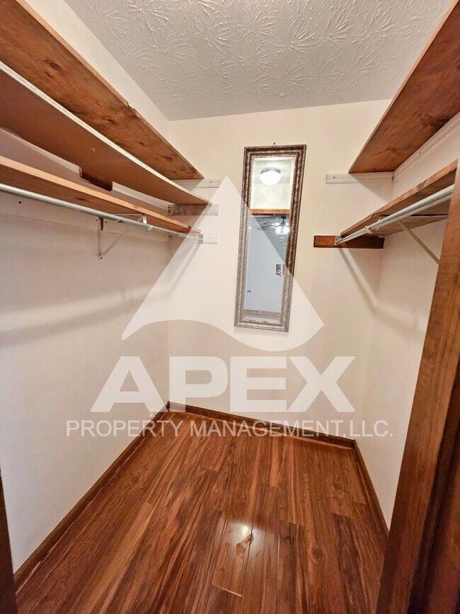 Building Photo - Stunning 3 Bd/2Ba Single Family Home with 2-Car Garage in the heart of Halls!