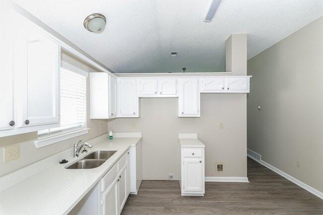 Building Photo - 4931 Chamberlain Ln