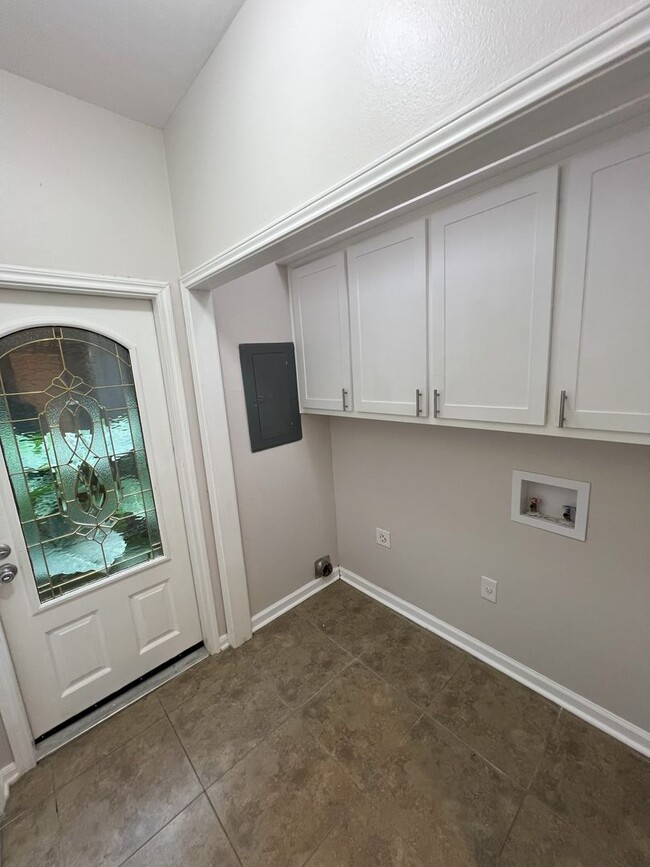 Building Photo - 4 bedroom, 3 bathroom townhouse located in...