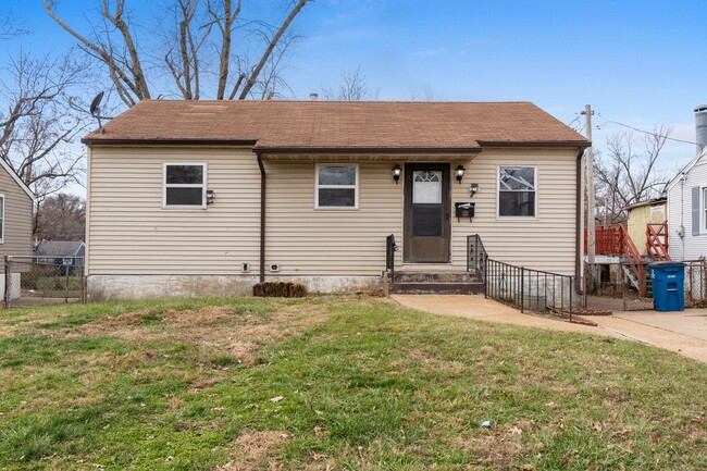 Building Photo - Accepting Section 8! Comfortable 3 bedroom...