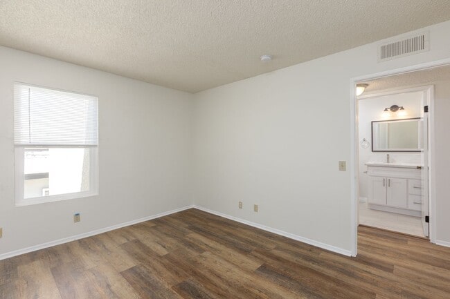 Building Photo - Spacious 2-Bedroom, 2.5-Bath Condo in Cano...