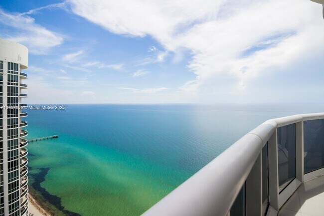 Building Photo - 15901 Collins Ave