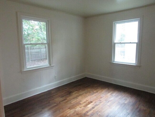 Building Photo - Spacious Three Bedroom