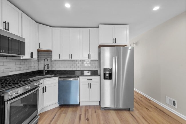 Building Photo - 2532 E Fayette St