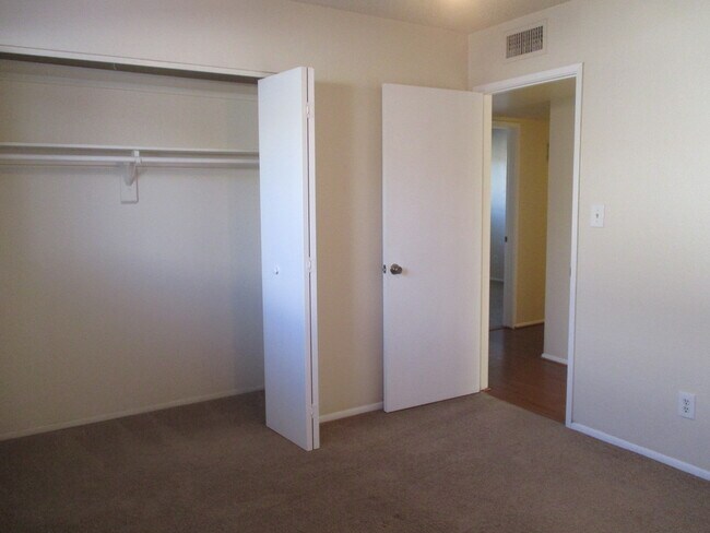 Building Photo - Tempe 4 Bed 2 Bath Includes Pool & Landscaping - Great Location
