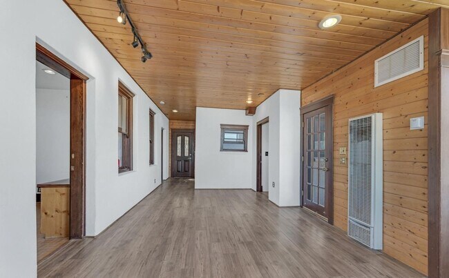 Building Photo - 3 Bedroom 1 Bath Apartment In Jerome contact Property Pros Property Management