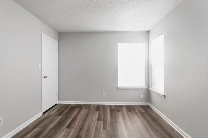 Building Photo - 5425 Bluff View Dr