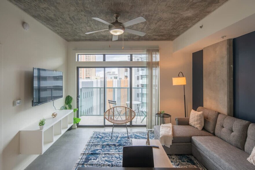 Primary Photo - 333 E Roosevelt St