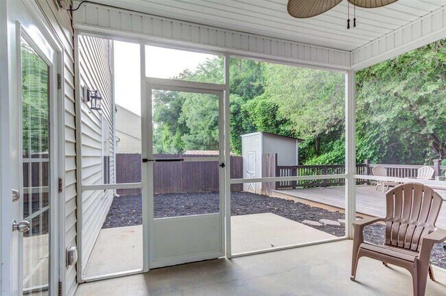 Building Photo - Charming 3 bedroom, 2.5 bath home located in the Lismore Park community.