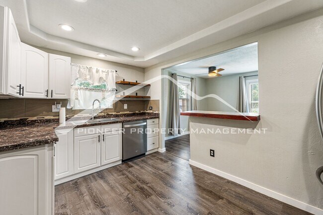 Building Photo - Charming single family home with fully fenced yard