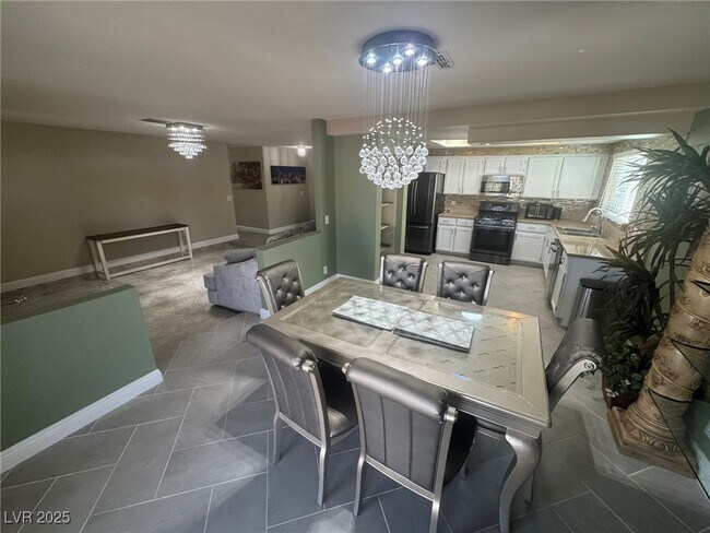 Building Photo - 6224 Miraloma St