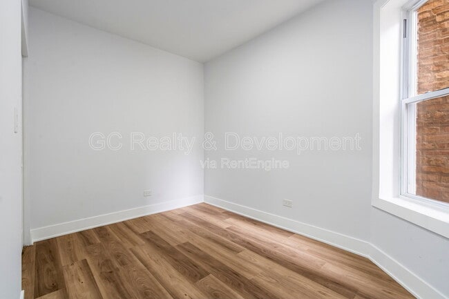 Building Photo - 3744 N Wilton Ave