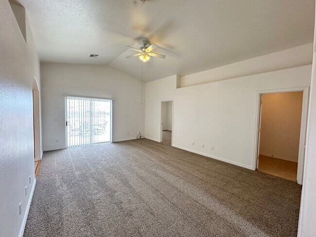Building Photo - Great 3 Bedroom Home with Detached Garage!