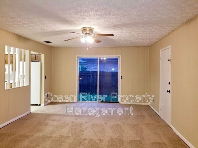 Building Photo - 2758 Oakdale Dr W