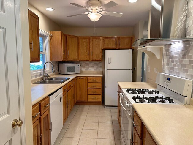 Building Photo - 856 Brickley Dr