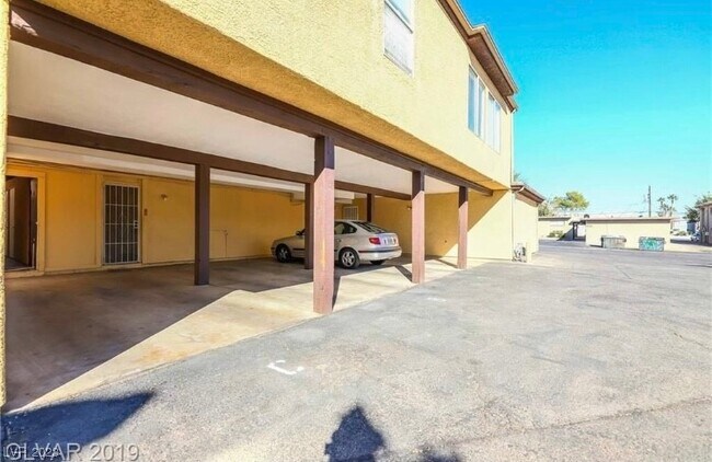 Building Photo - 1511 Living Desert Dr