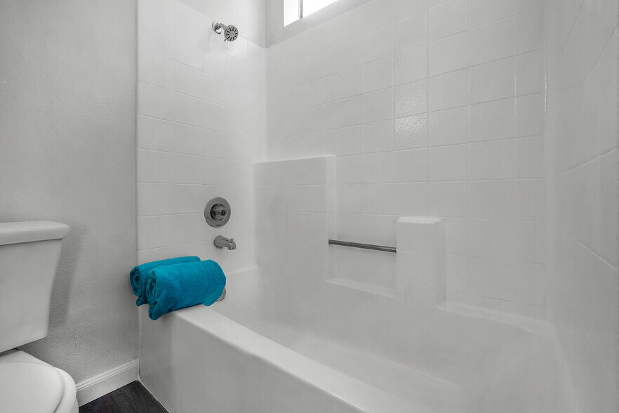 Building Photo - 2400 Walnut Ave