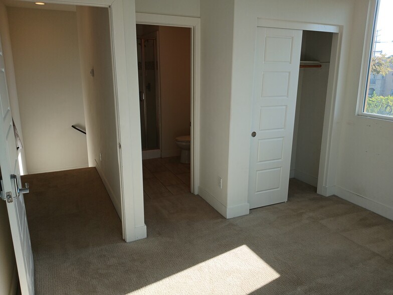 Building Photo - 135 W Live Oak Ave