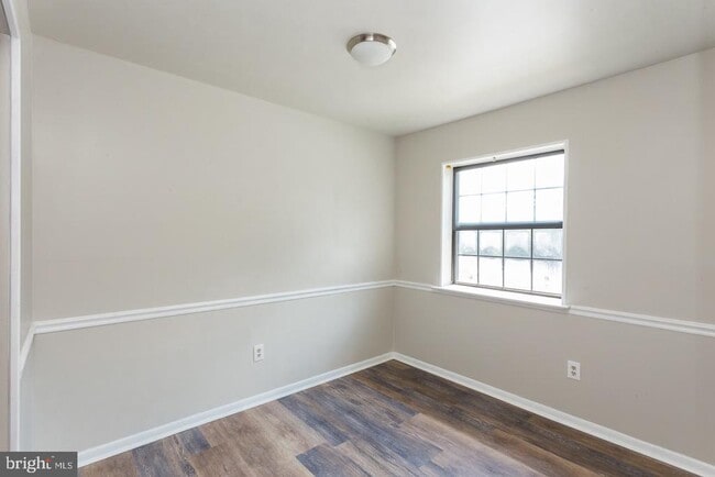 Building Photo - 3218 Valley Dr