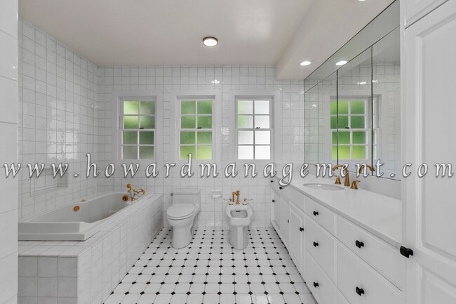 Building Photo - Contemporary Style 5bed/5bath Home with Ad...