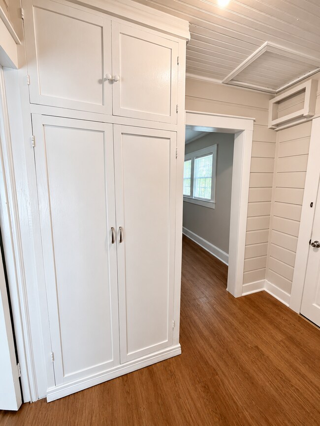 Building Photo - Two bedroom, 1 bath house in Burlington