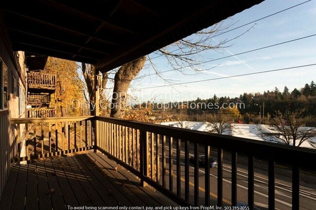 Building Photo - SW Portland Two Bedroom Condo In The Heart Of Burlingame!