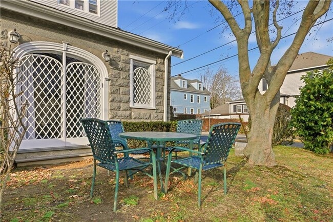 Building Photo - 98 Kay St