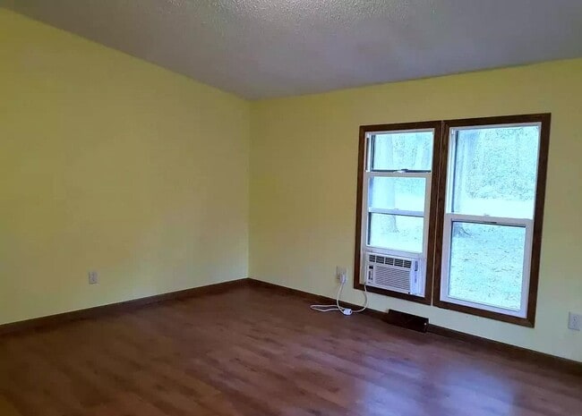 Building Photo - 3 Br Home Available in Nice Neighborhood J...