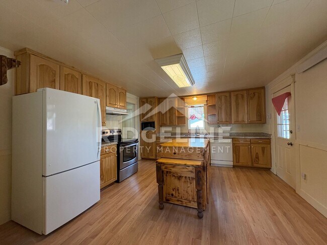Building Photo - 2 Bed Home on .96 Acres!