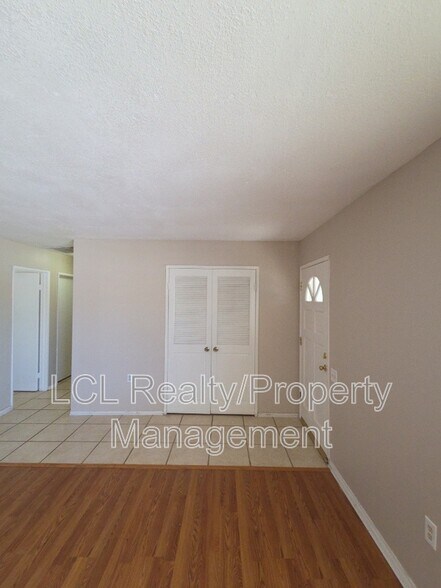Building Photo - 26340 Harrisburg Dr