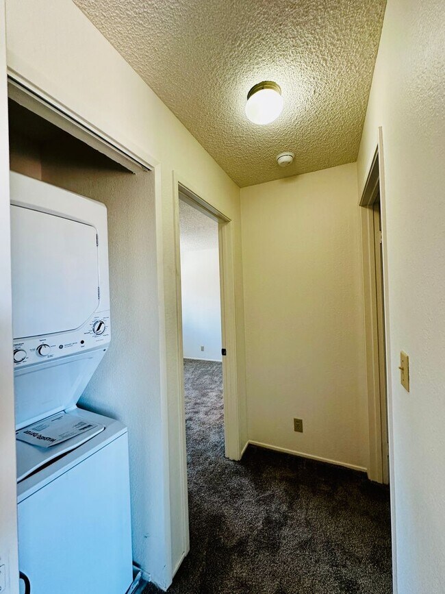 Building Photo - Bridgeview top floor condo with tree top w...