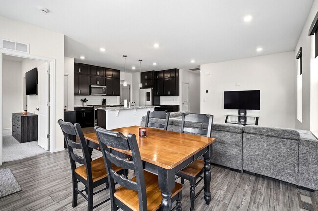 Building Photo - Modern Home in Brighton!